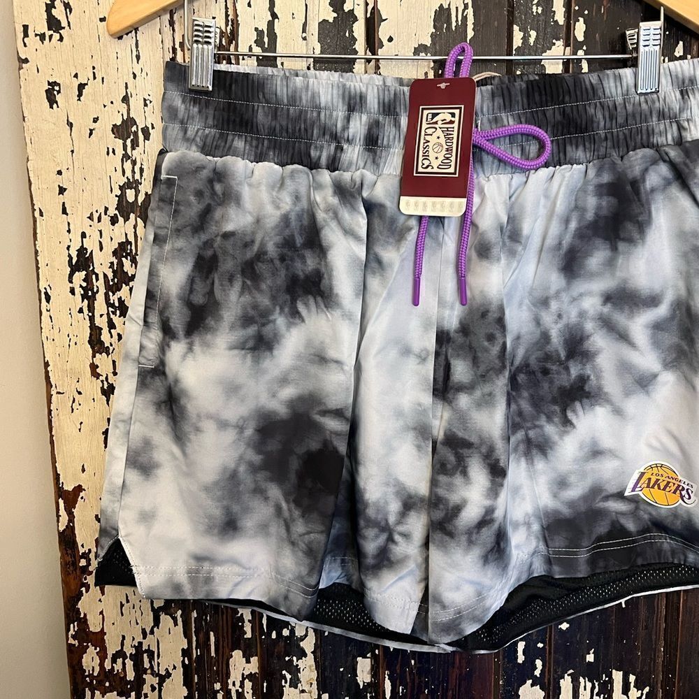 Women’s NWT Los Angeles Lakers Mitchell & Ness NBA Hardwood Classic shorts. XL